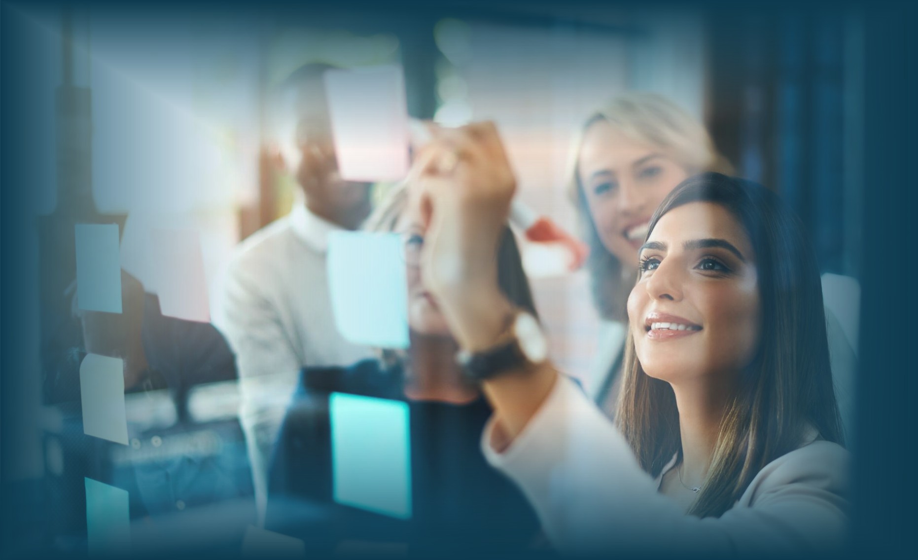 Tim karyawan berdiskusi di kantor sebagai contoh employee engagement