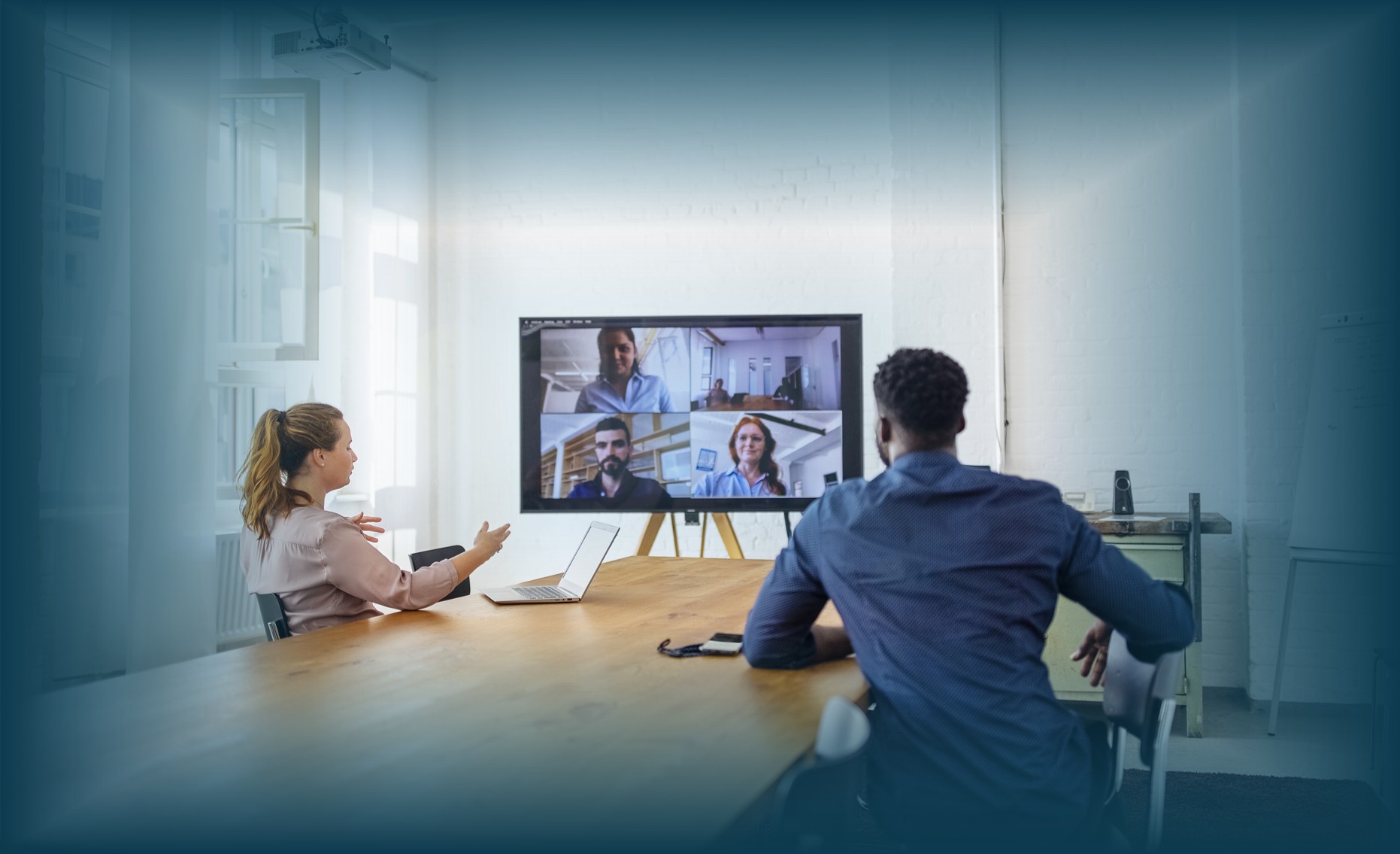 Public Speaking di era digital melalui video conference untuk profesional kantor
