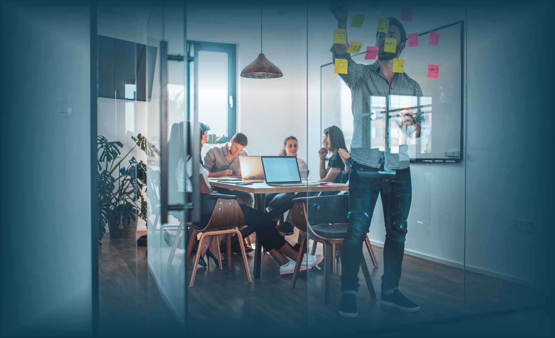Tim HR membahas strategi membangun Sistem HR Management Efektif