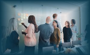 Perbandingan Change Management klasik yang top-down dengan Change Management modern yang agile dan kolaboratif