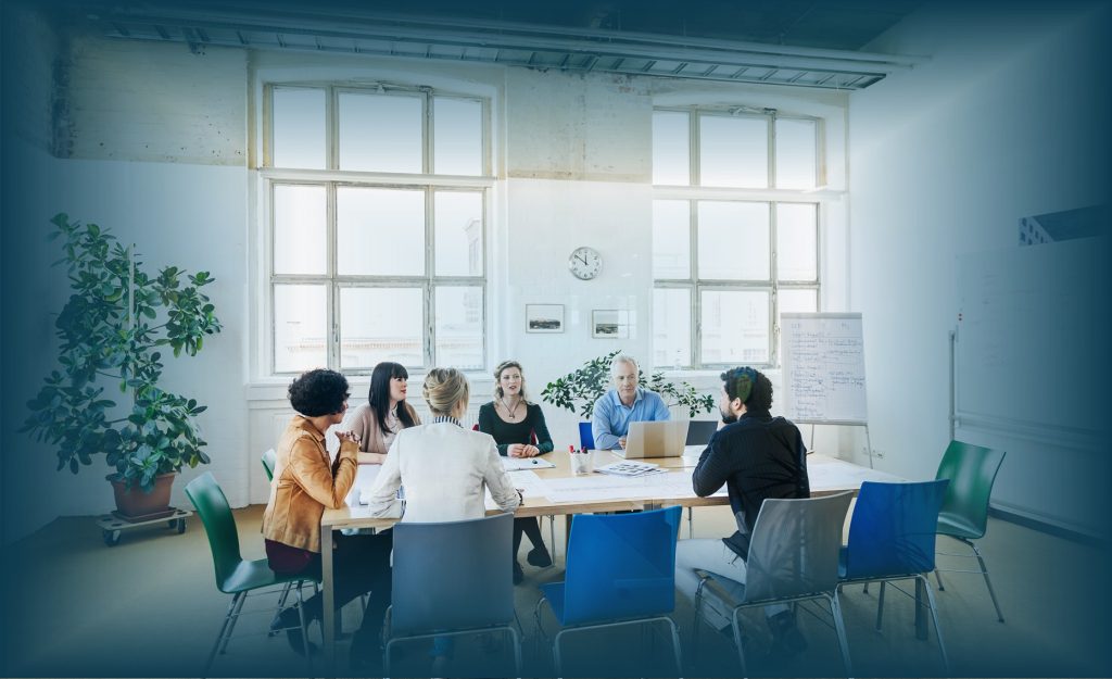 Ilustrasi perbandingan gaji dengan Employee Experience di kantor modern