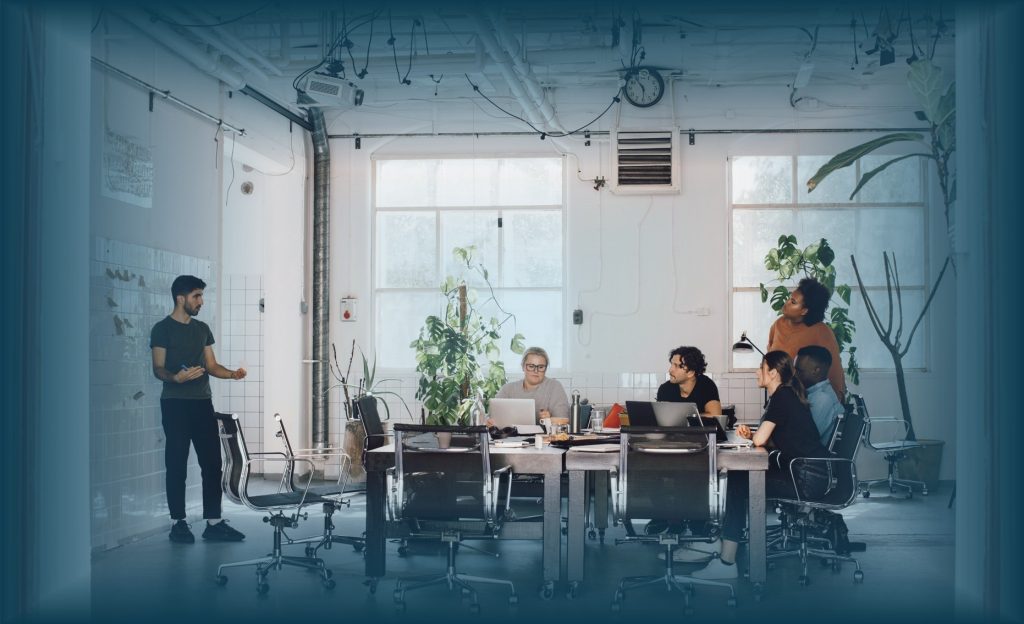 Manajer memberikan real-time feedback langsung setelah presentasi di ruang kantor modern
