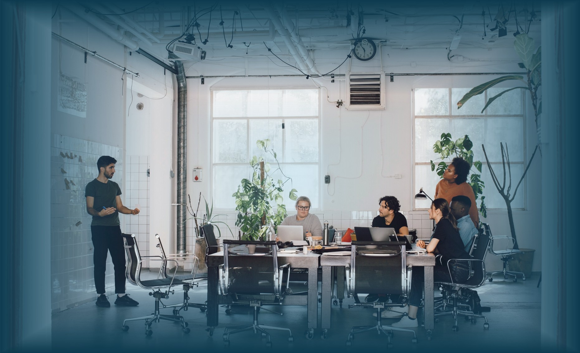 Manajer memberikan real-time feedback langsung setelah presentasi di ruang kantor modern
