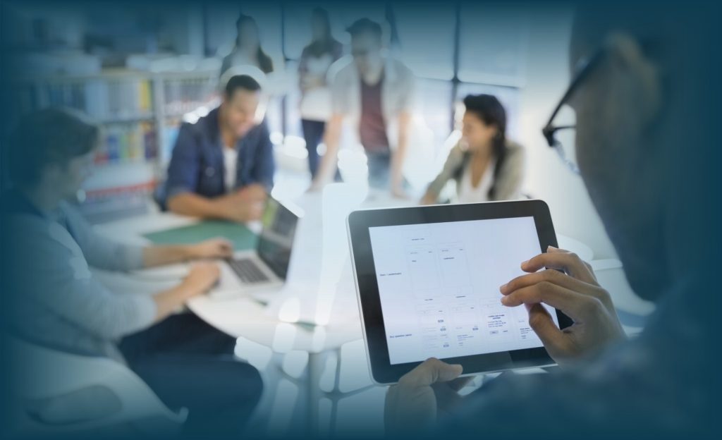 Ilustrasi Training di Era Digital dengan karyawan belajar menggunakan laptop dan trainer menampilkan materi di layar