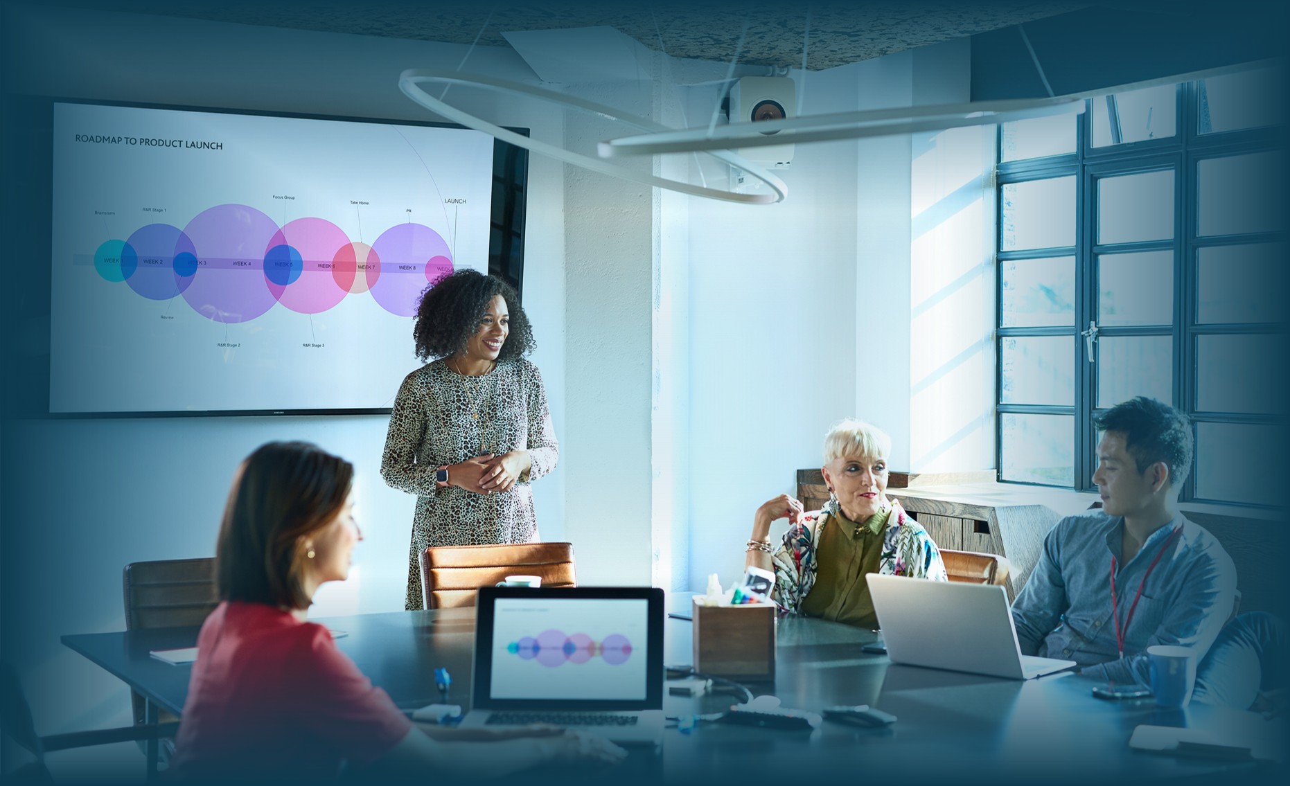 Pemimpin perusahaan mendorong budaya inovasi melalui kolaborasi tim dan sesi brainstorming di kantor.