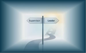 Visual metaforis perbedaan supervisor dan leader, menunjukkan pilihan arah menuju kepemimpinan sejati di dunia kerja.