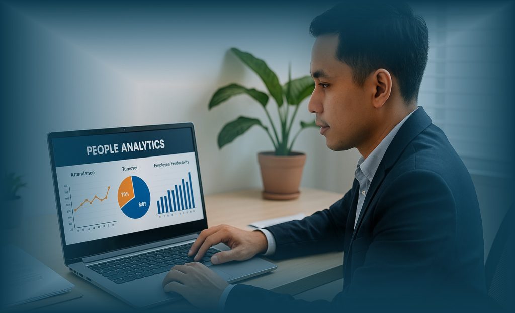 Ilustrasi HRD UKM sedang menganalisis dashboard People Analytics untuk melihat absensi, turnover, dan produktivitas karyawan.