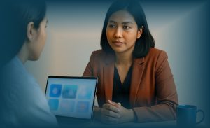 Pemimpin melakukan sesi 1-on-1 dengan anggota tim sambil memanfaatkan insight AI untuk pengambilan keputusan yang empatik