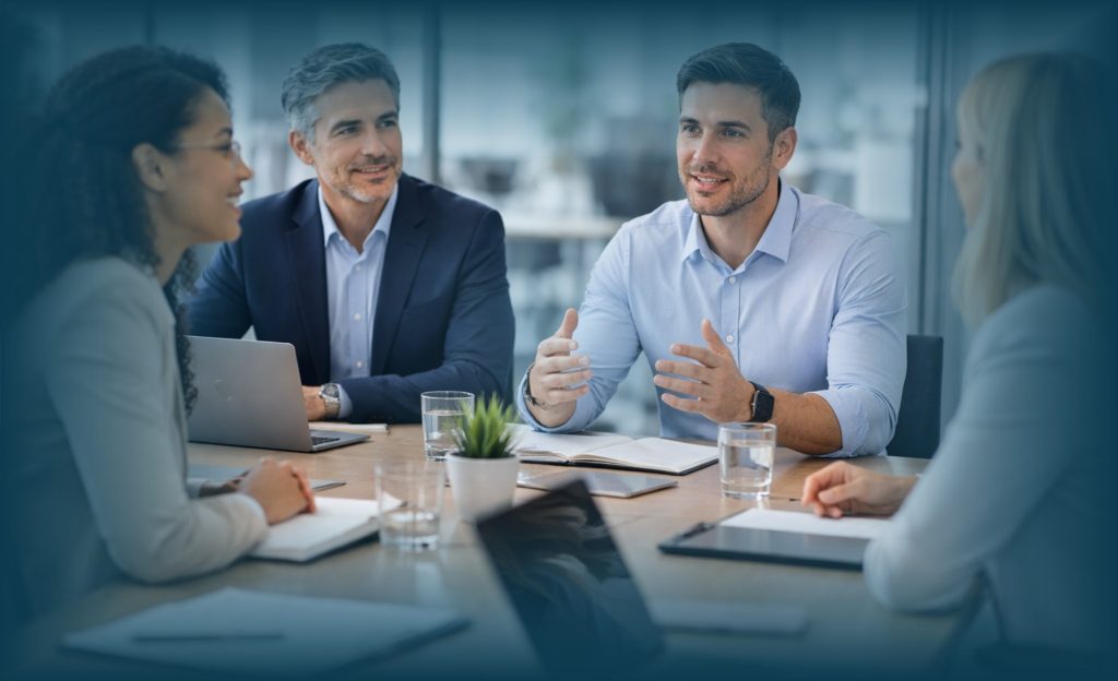 Komunikasi efektif di tempat kerja melalui diskusi tim yang saling mendengarkan